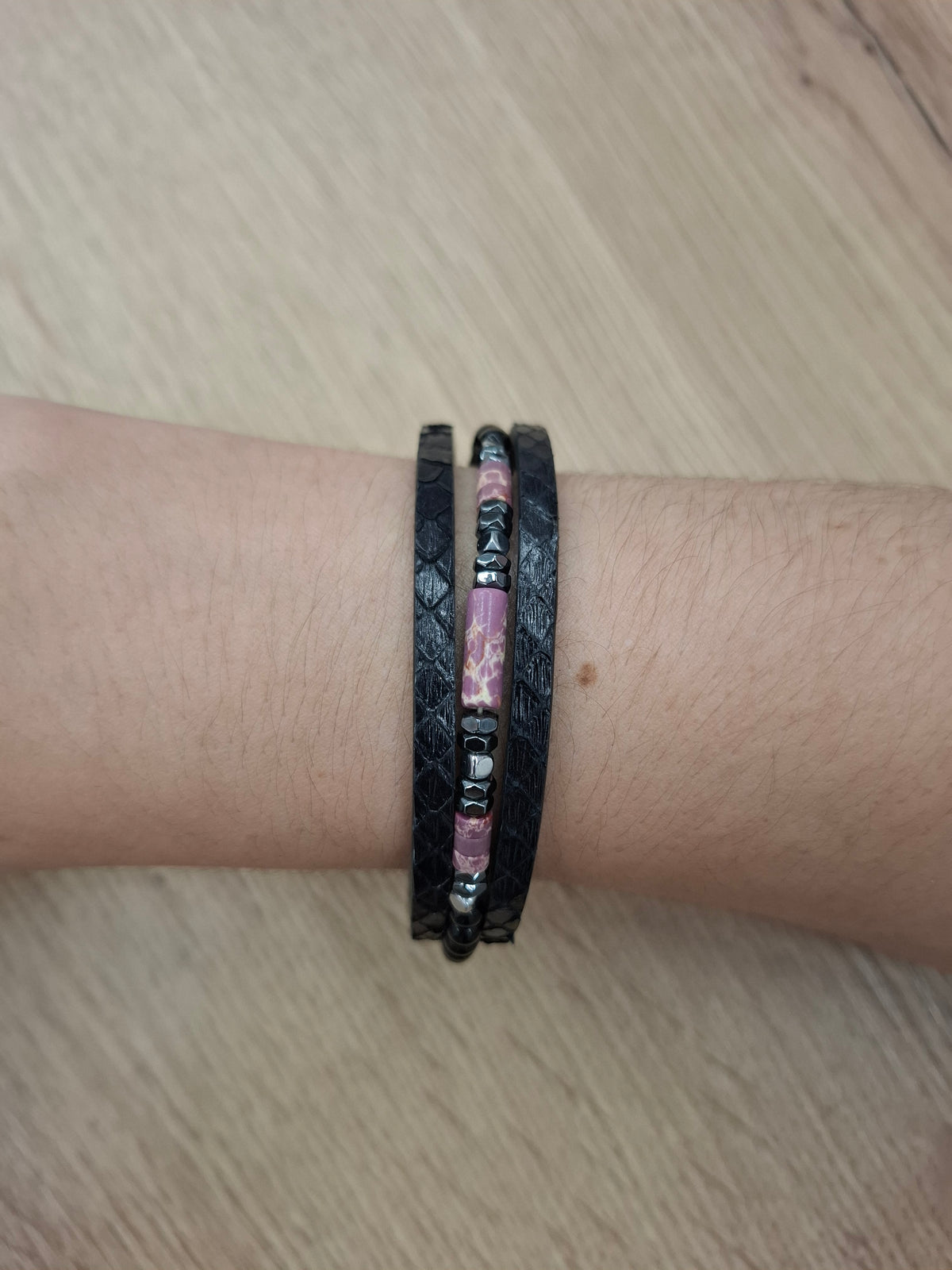 Pulsera piel de serpiente con abalorios rosa y negro