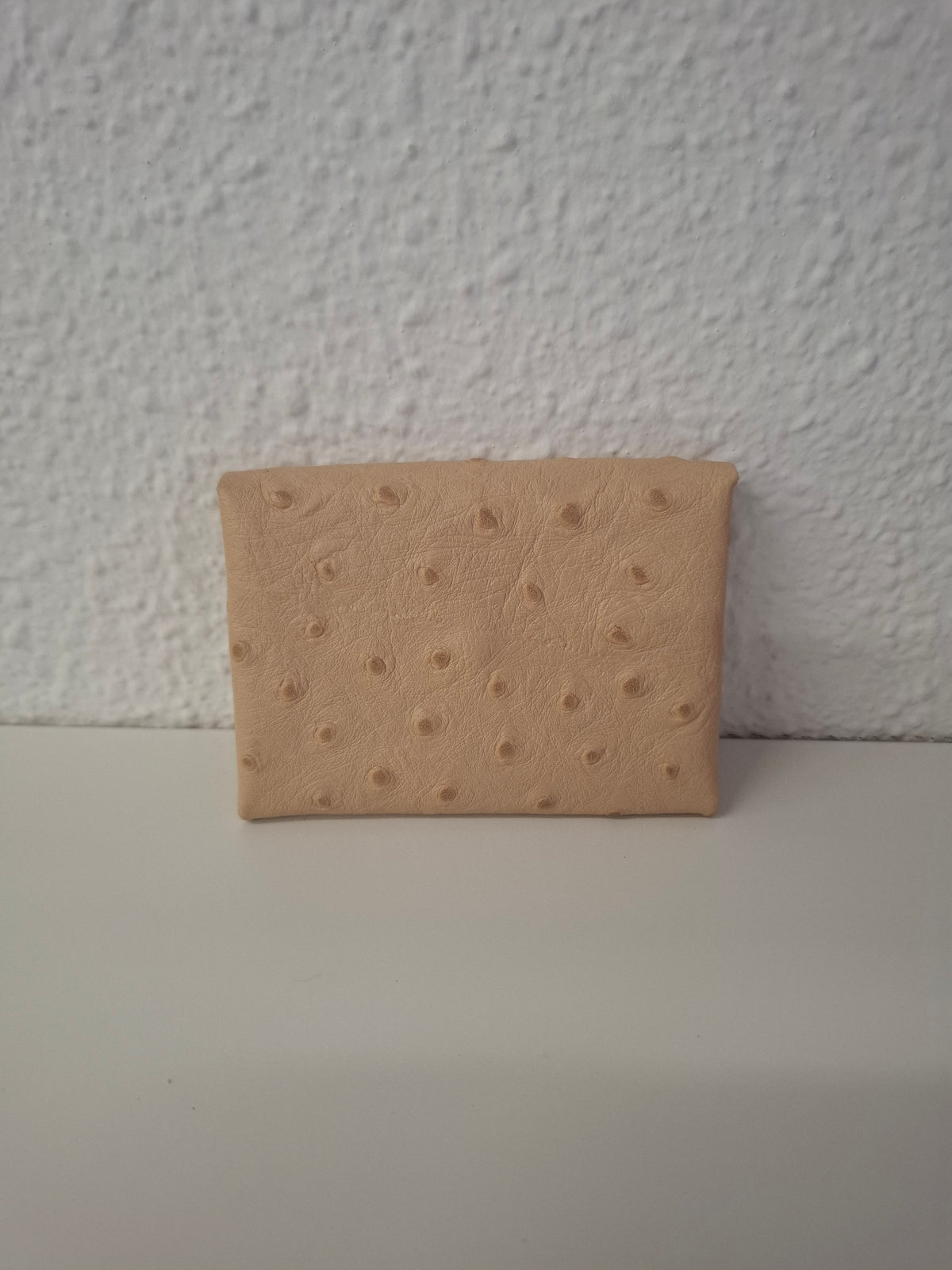 Monedero corchete piel estampada avestruz beige