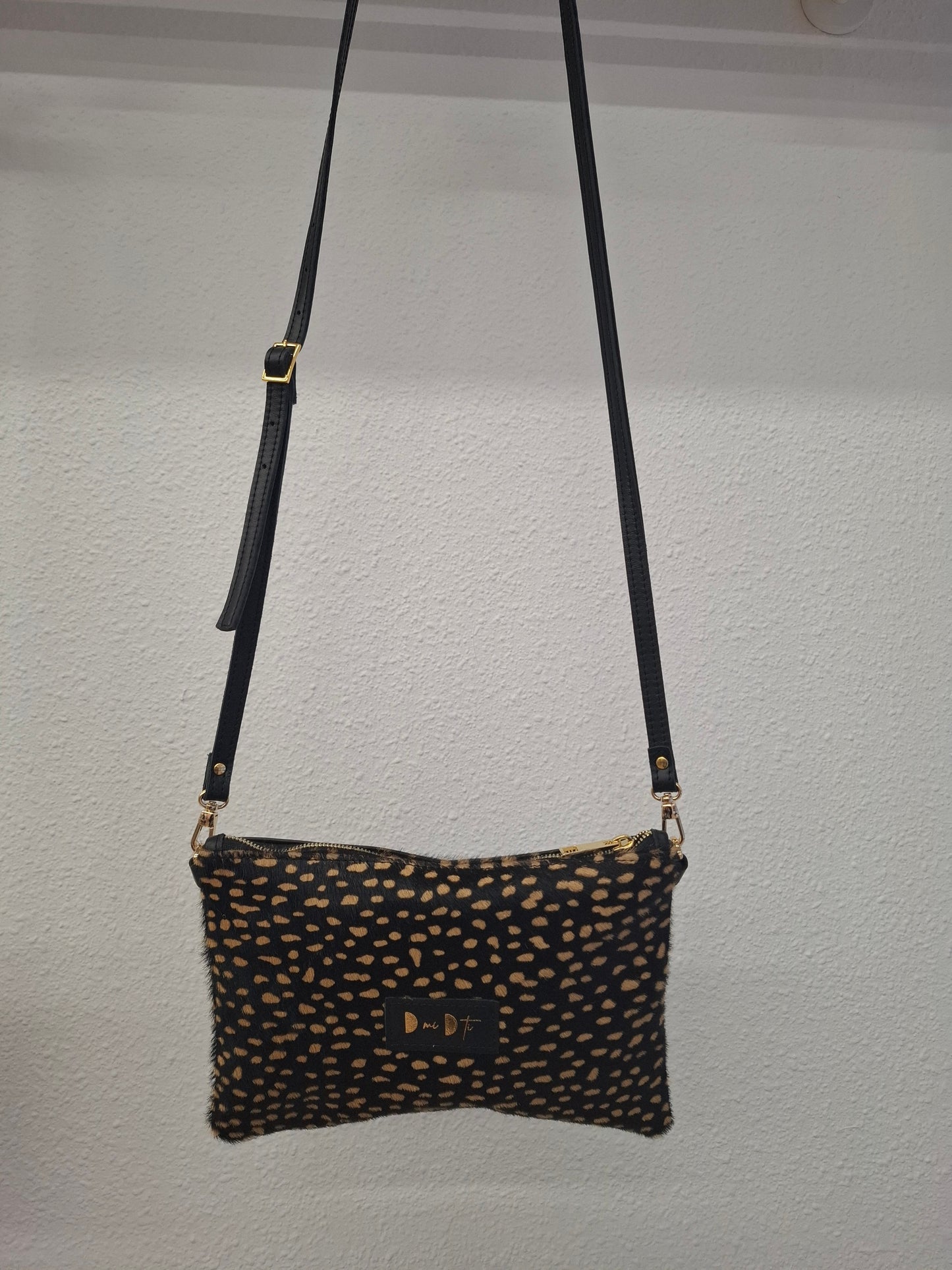 Bolso bandolera DOBRA piel con pelo dálmata negro