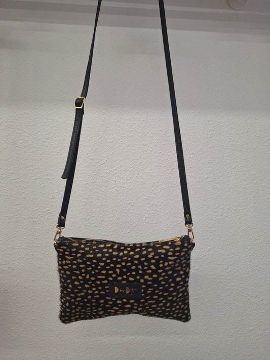 Bolso bandolera DOBRA piel con pelo dálmata negro