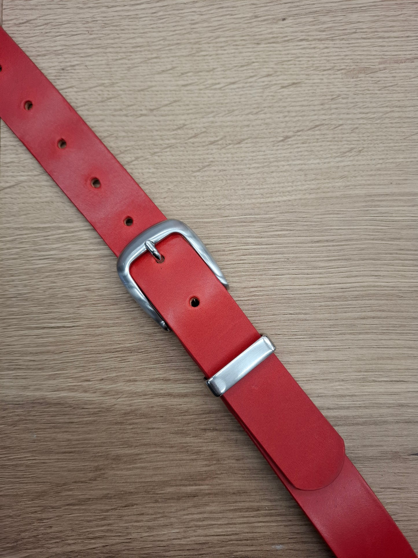 Cinturón de piel rojo 3cm hebilla plata satinada