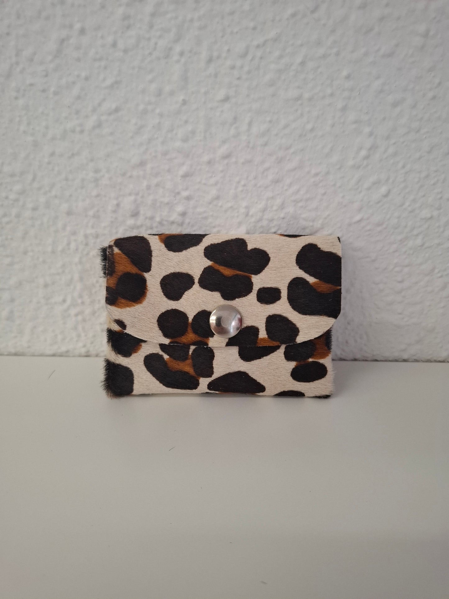 Monedero corchete piel con pelo leopardo