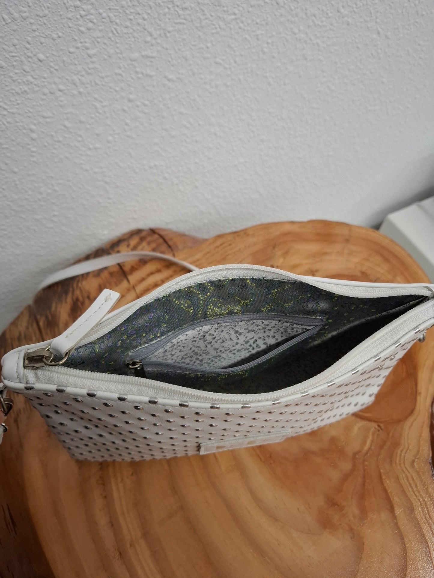 Bolso bandolera DOBRA piel blanco puntos relieve