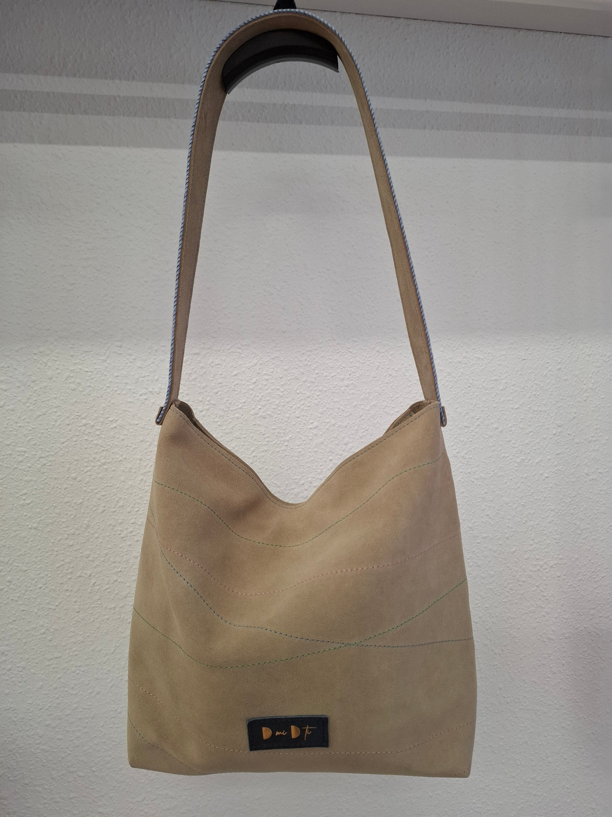 Bolso IGUÑA piel serraje beige grisáceo asa rayas