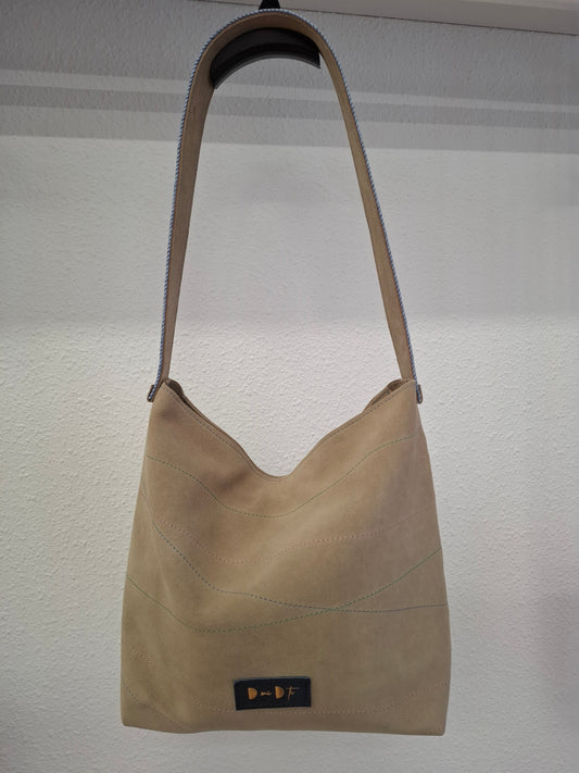Bolso IGUÑA piel serraje beige grisáceo asa rayas