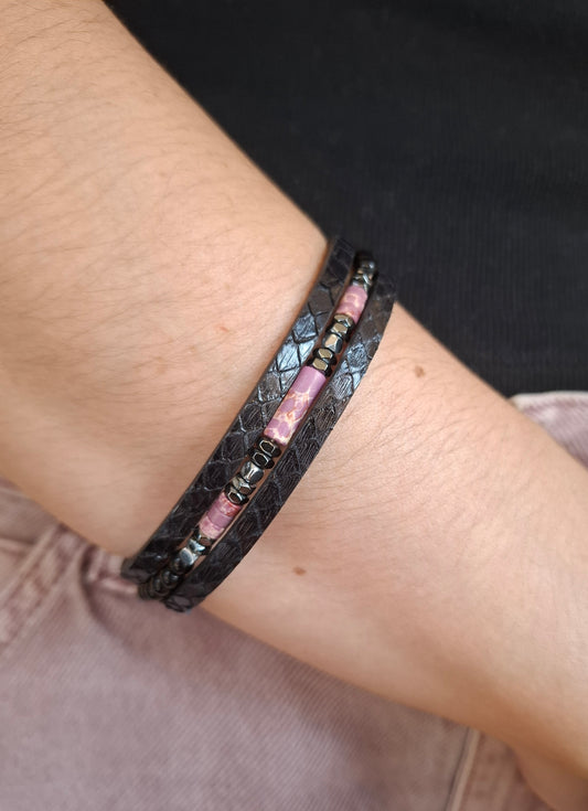 Pulsera piel de serpiente con abalorios rosa y negro