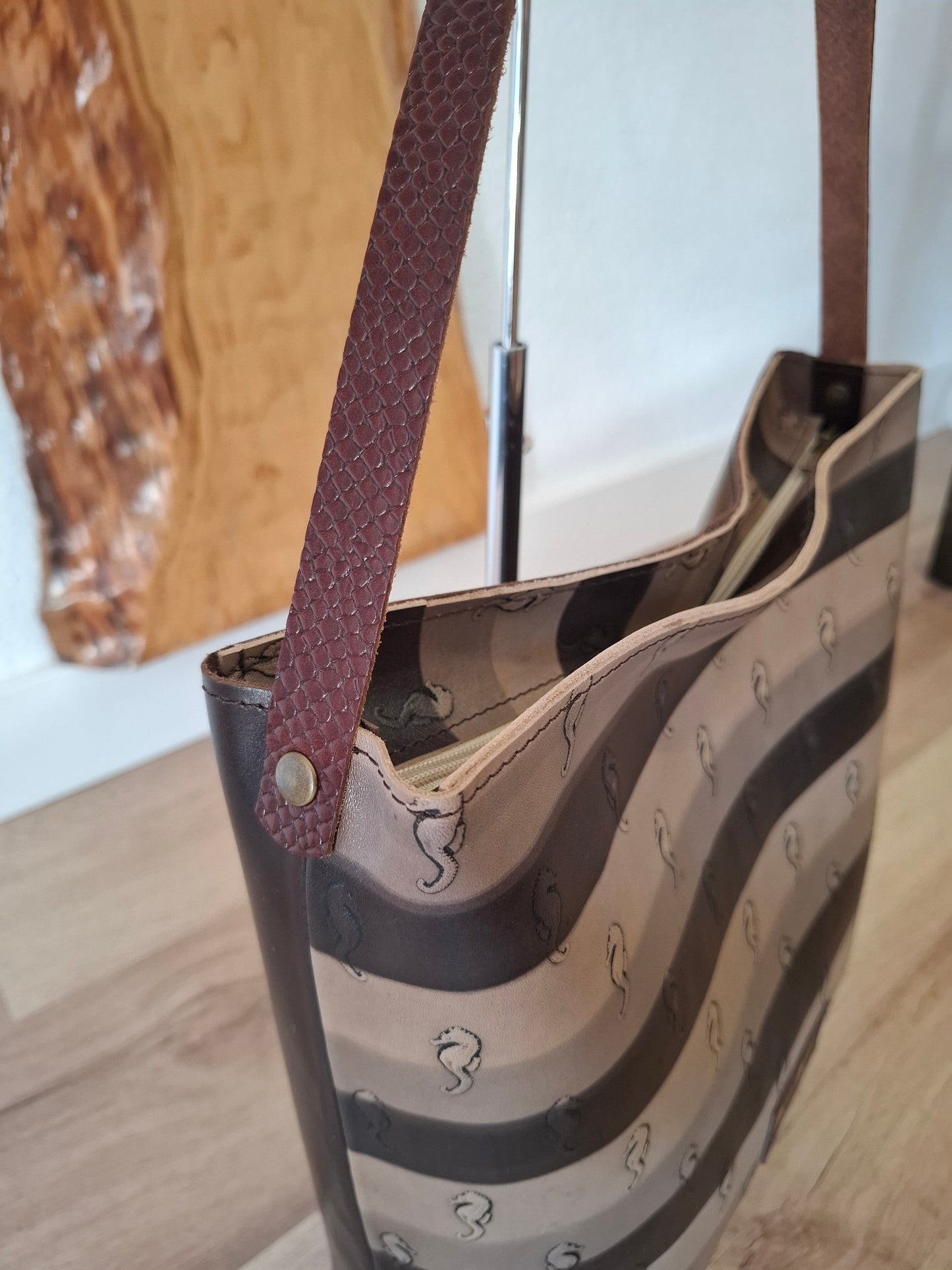 Bolso IGUÑA piel caballitos de mar y piel marrón envejecida