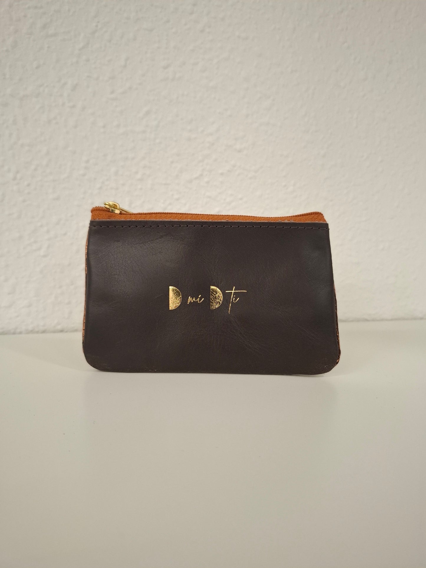 Monedero de piel marrón agrietada