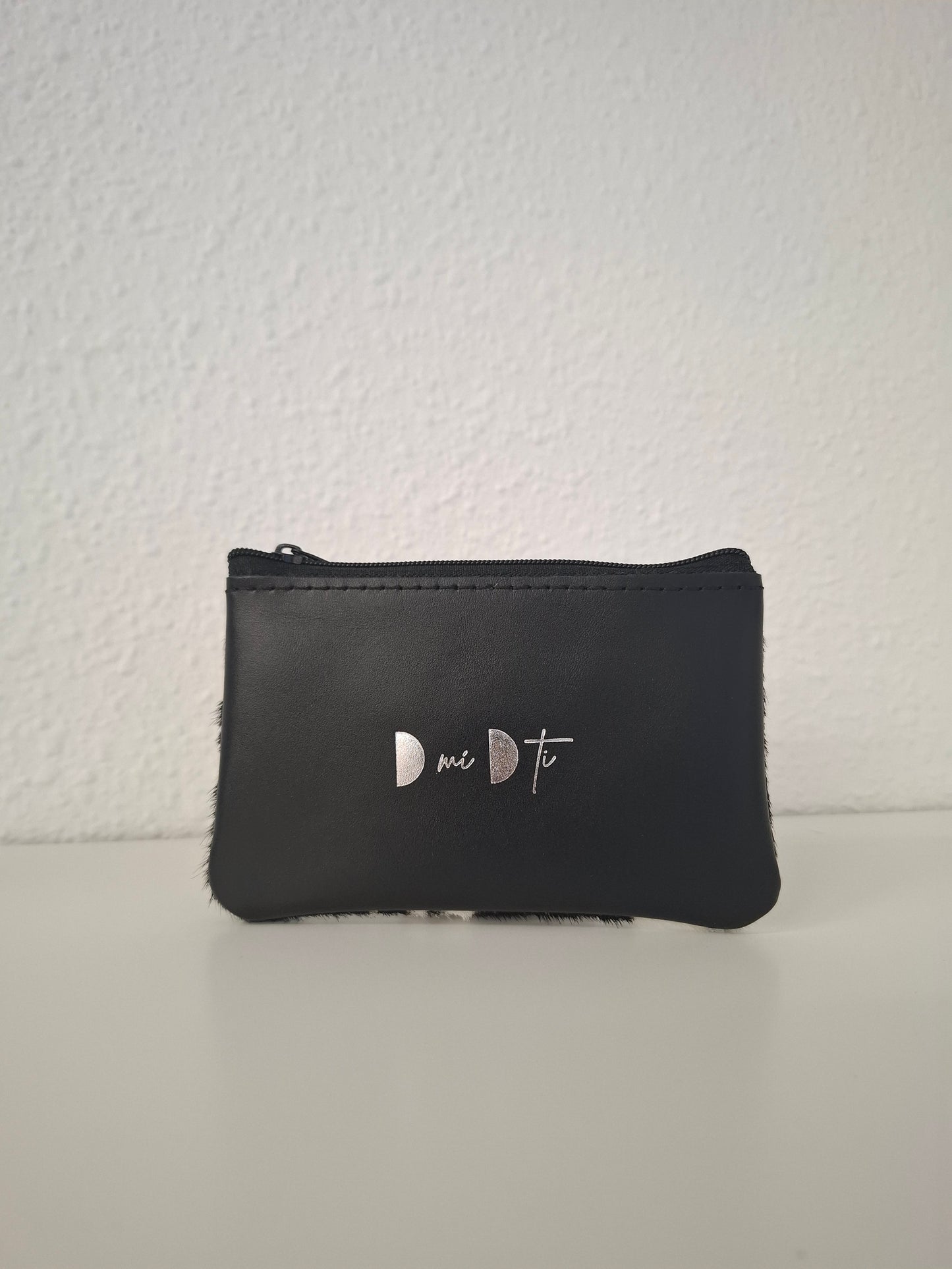 Monedero de piel con pelo negro vaca