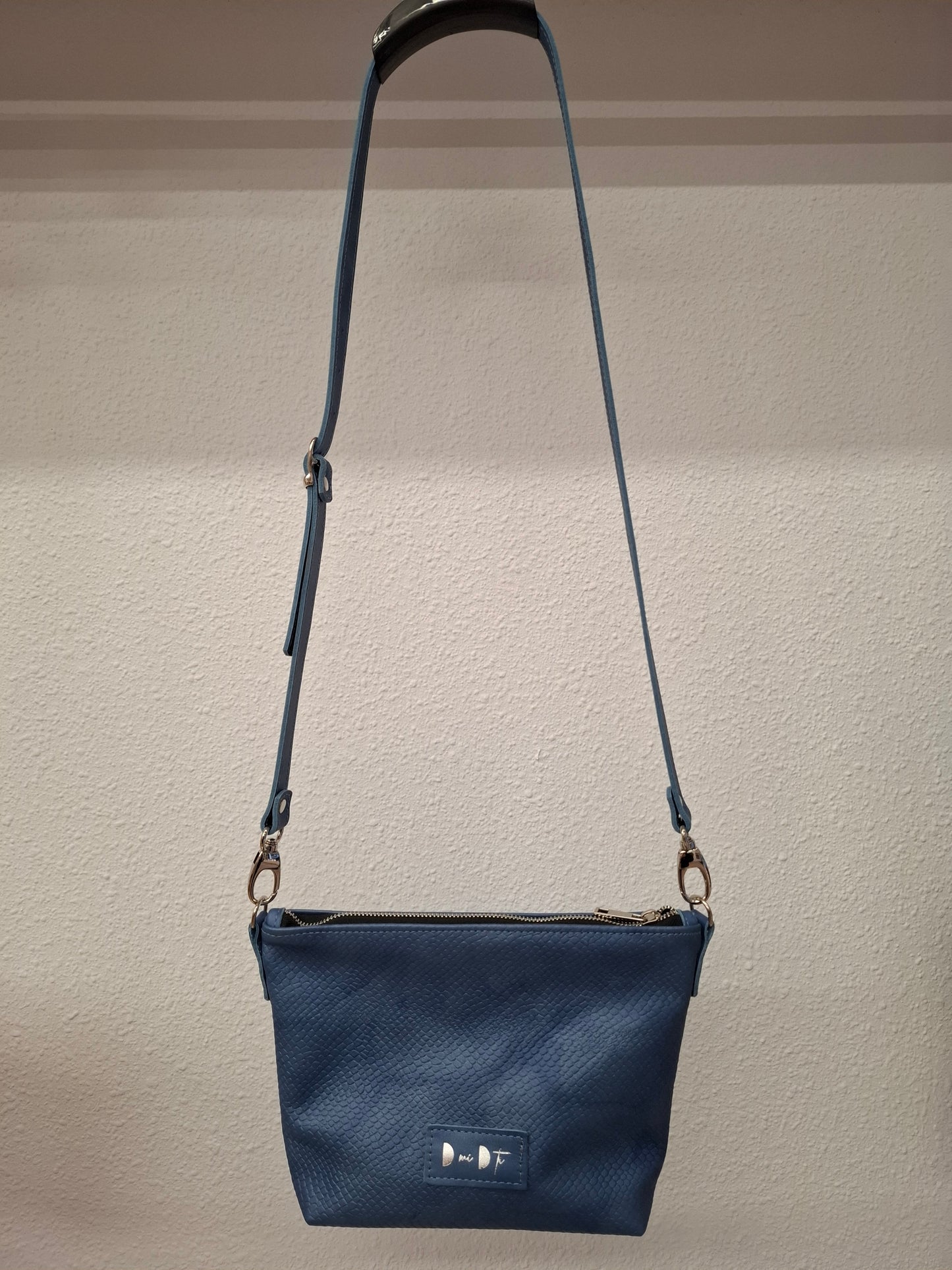Bolso bandolera YERA piel azul difuminado grabado serpiente