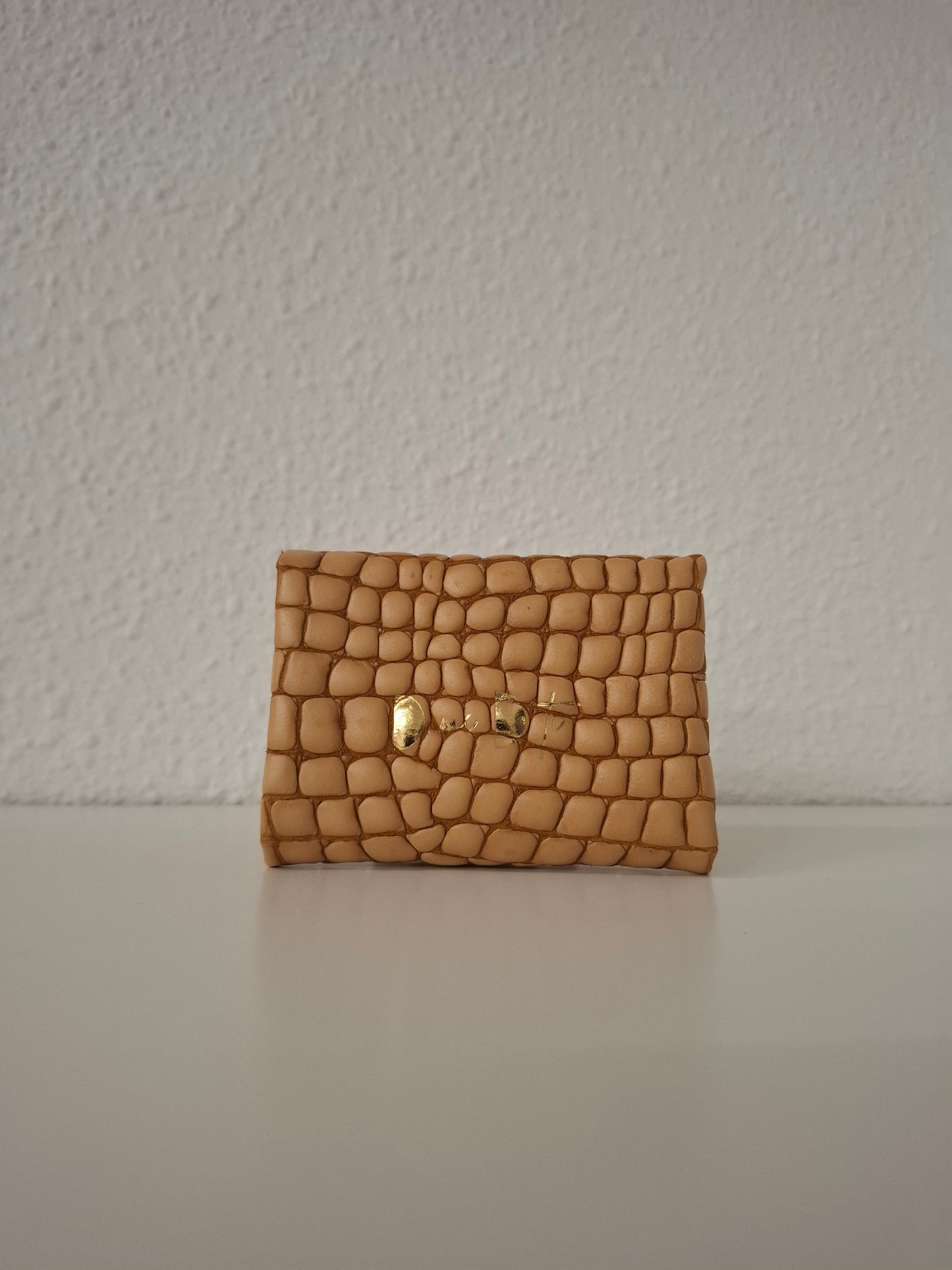 Monedero corchete piel escama miel