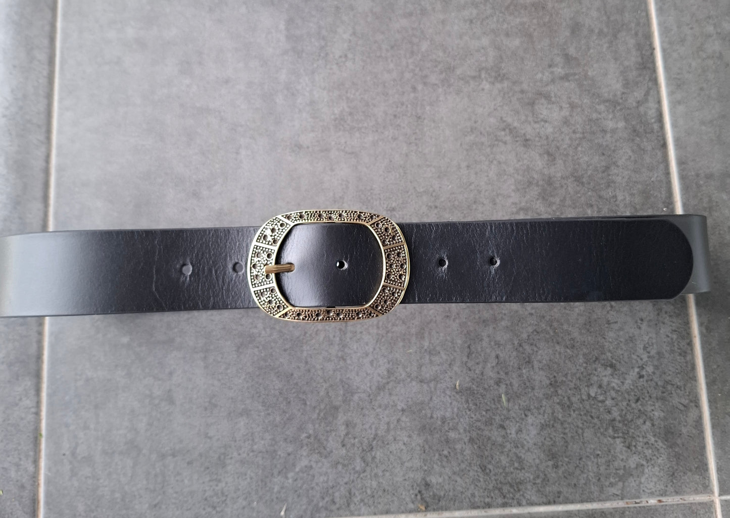 Cinturón de piel negro 4cm hebilla oro viejo puntos