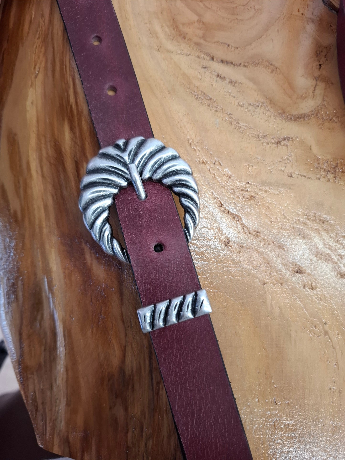 Cinturón de piel berenjena cantos negros 2,5cm hebilla palmera plata vieja