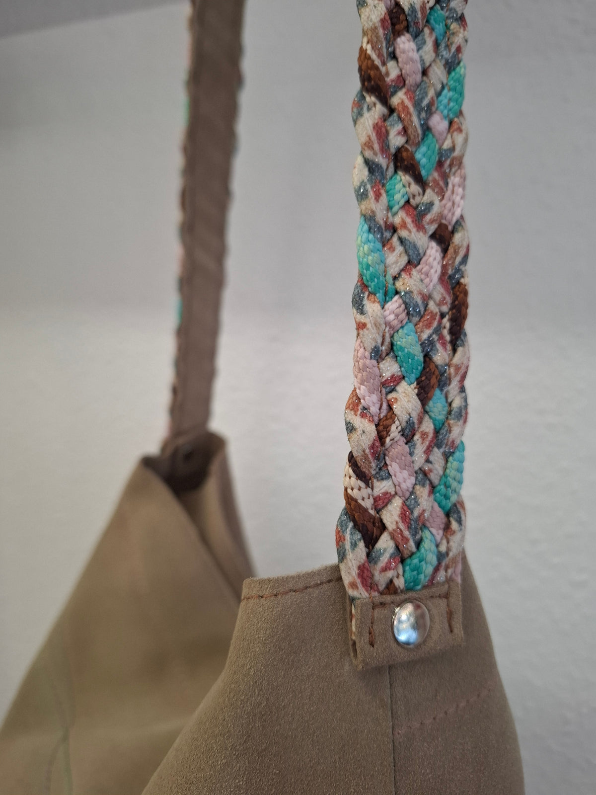Bolso IGUÑA piel serraje beige grisáceo asa trenza