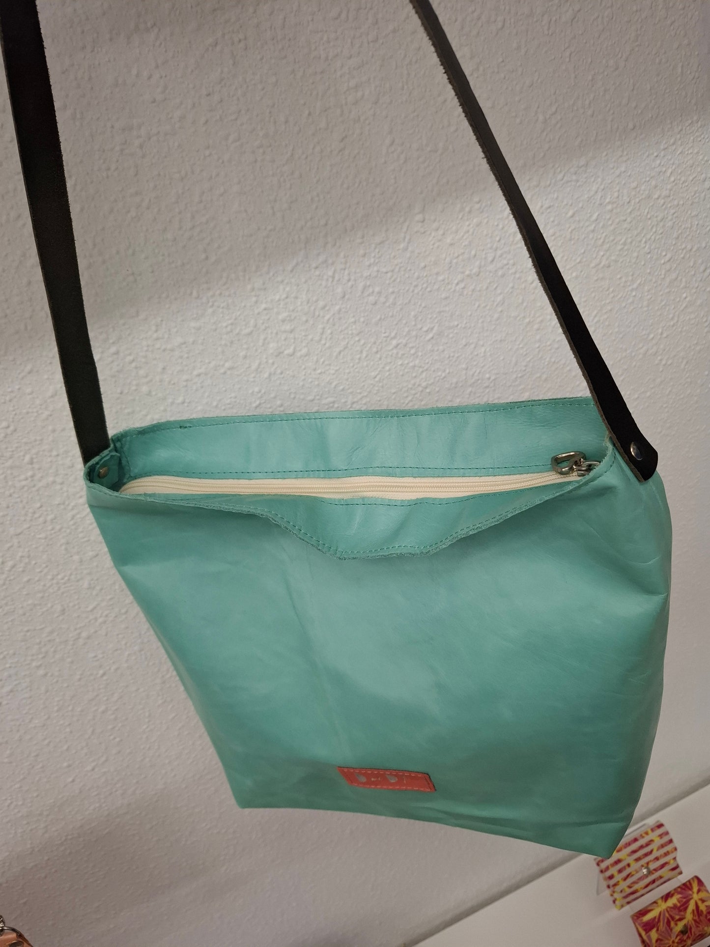 Bolso IGUÑA piel aguamarina