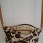 Bolso bandolera DOBRA piel con pelo vaca camel estampado grande