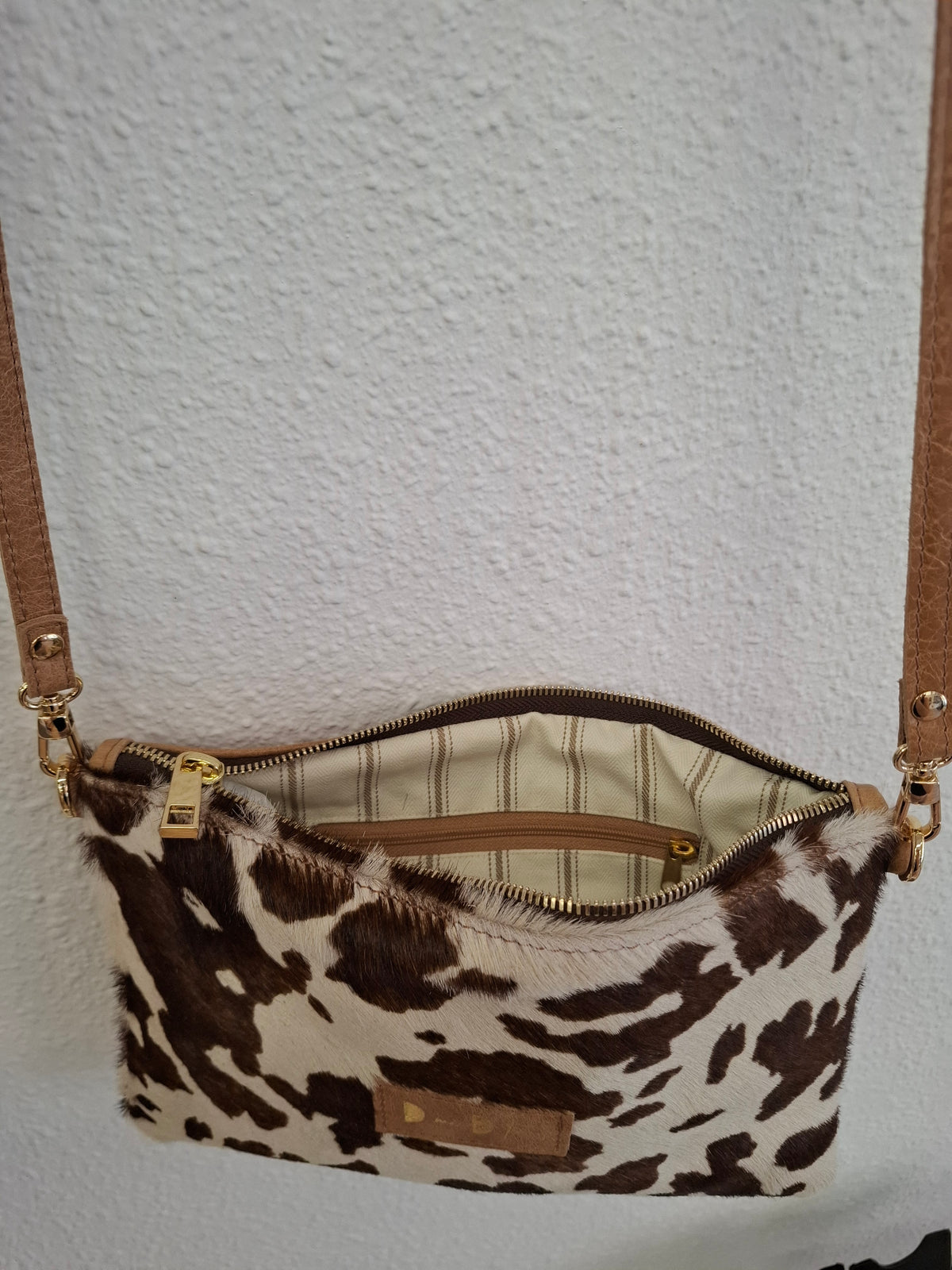 Bolso bandolera DOBRA piel con pelo vaca camel estampado grande