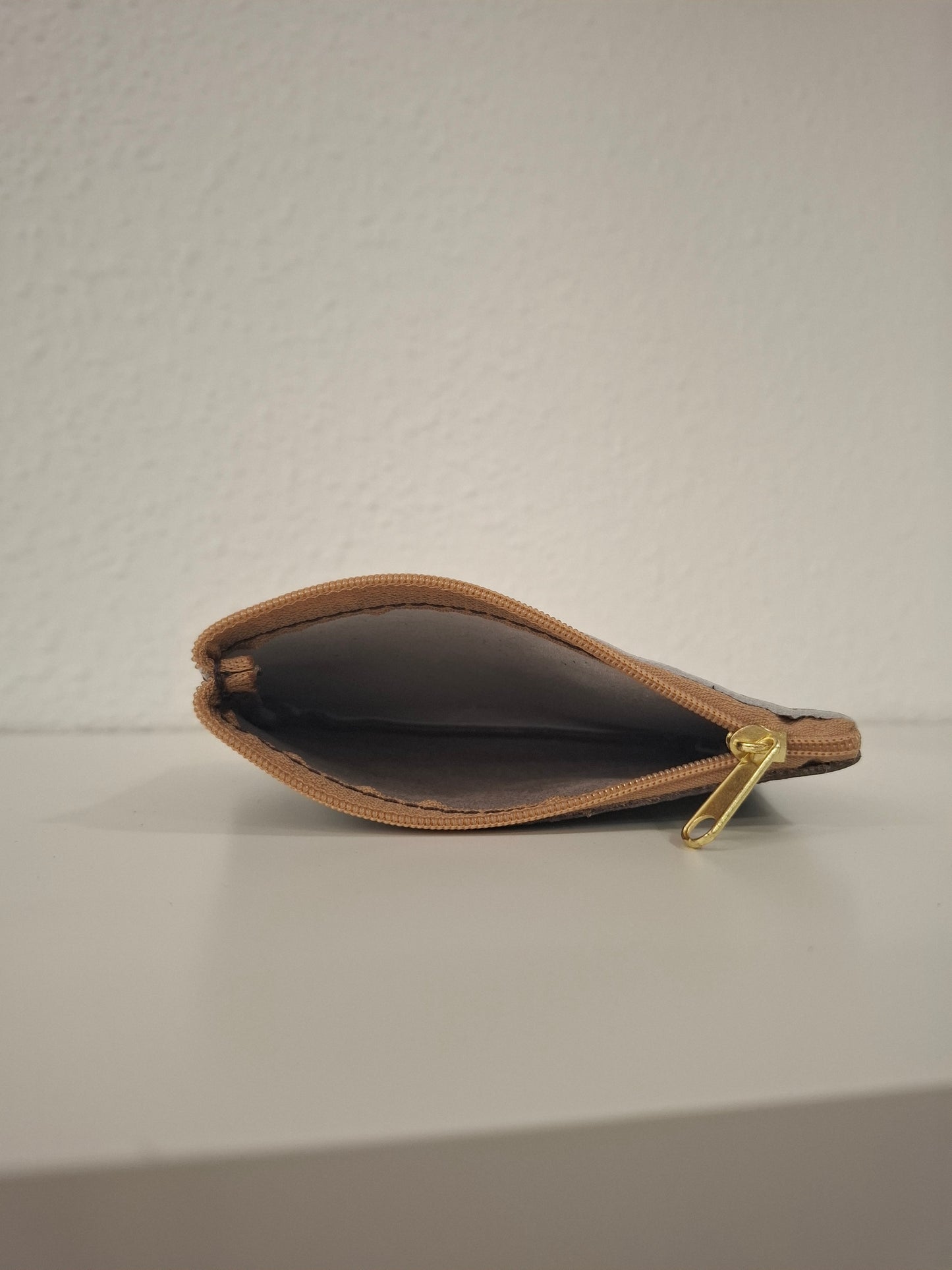 Monedero de piel marrón rayas brillo