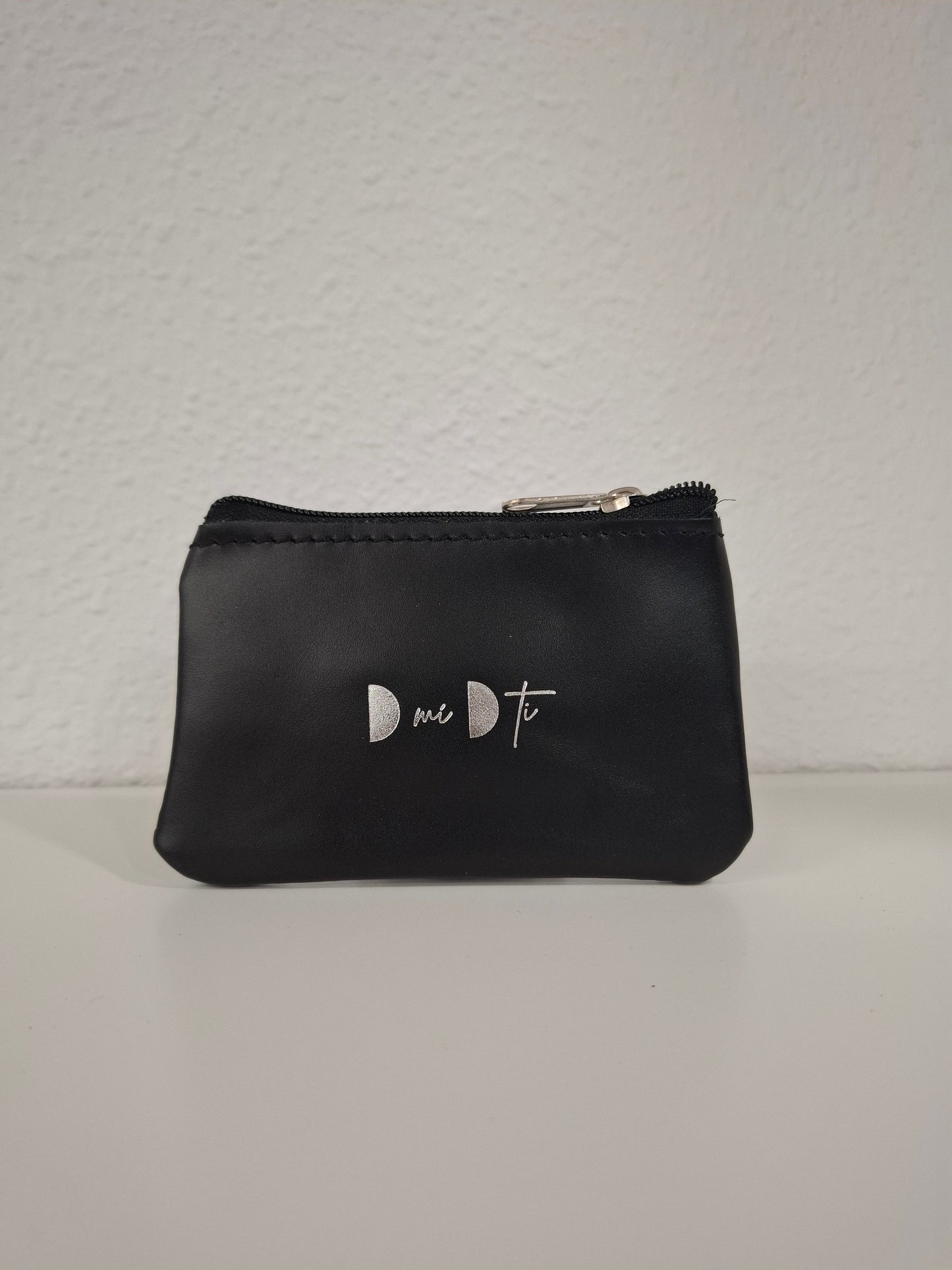 Monedero de piel azul letras