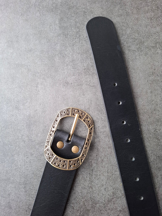 Cinturón de piel negro 4cm hebilla oro viejo puntos