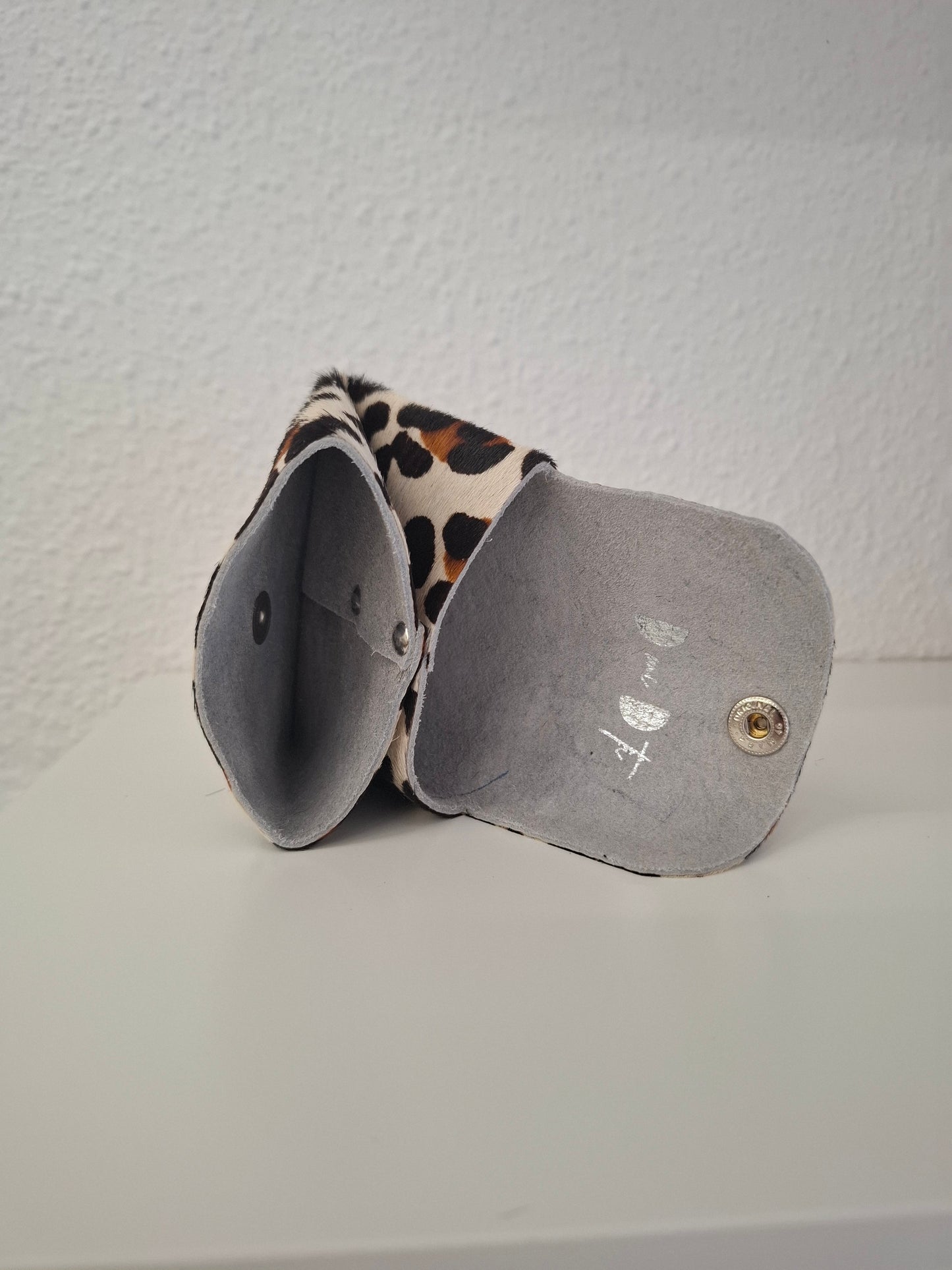 Monedero corchete piel con pelo leopardo