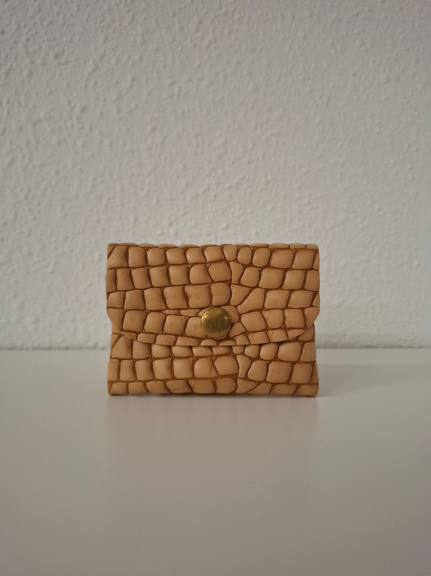 Monedero corchete piel escama miel