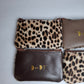 Monedero de piel con pelo print guepardo