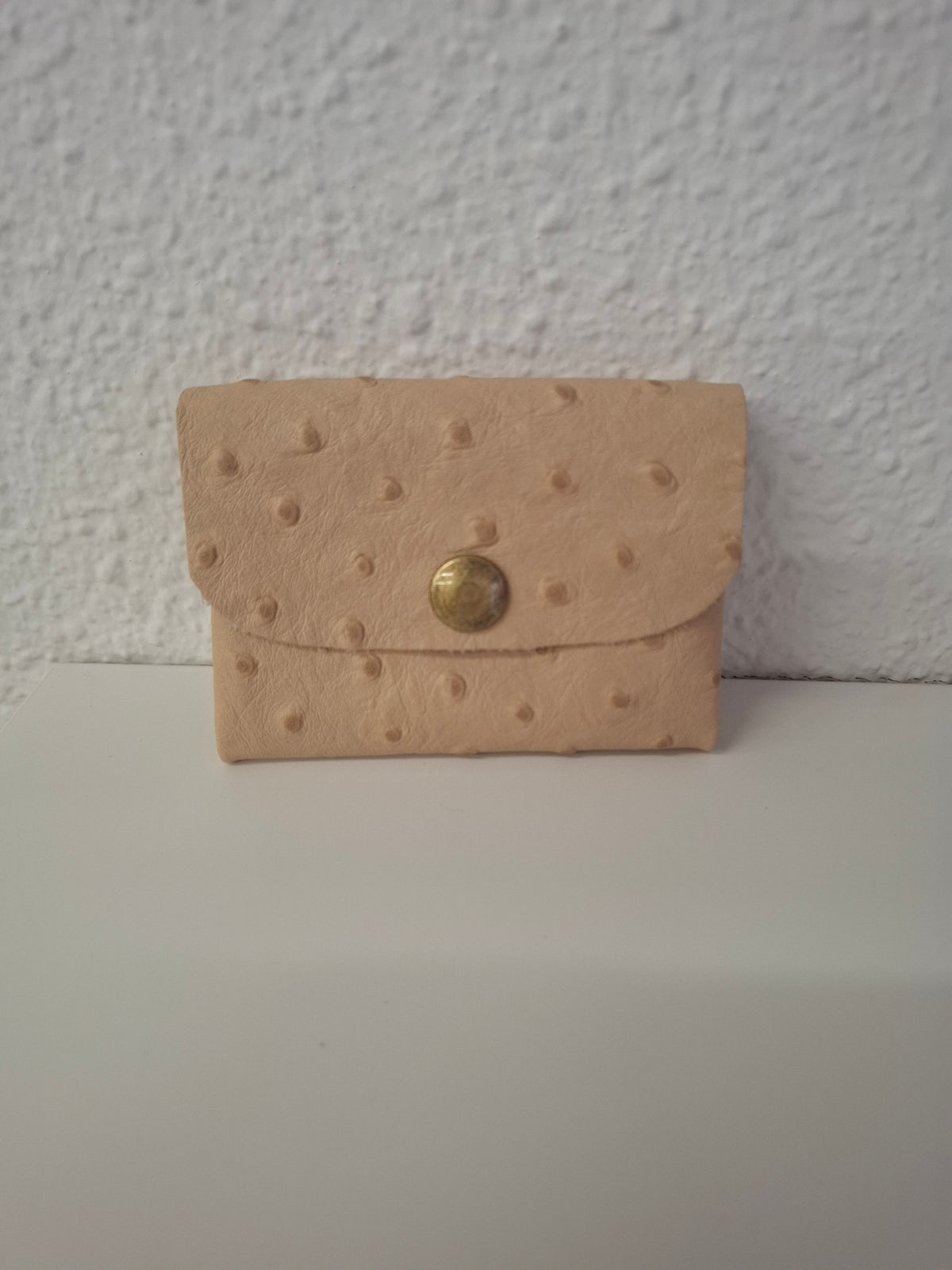 Monedero corchete piel estampada avestruz beige