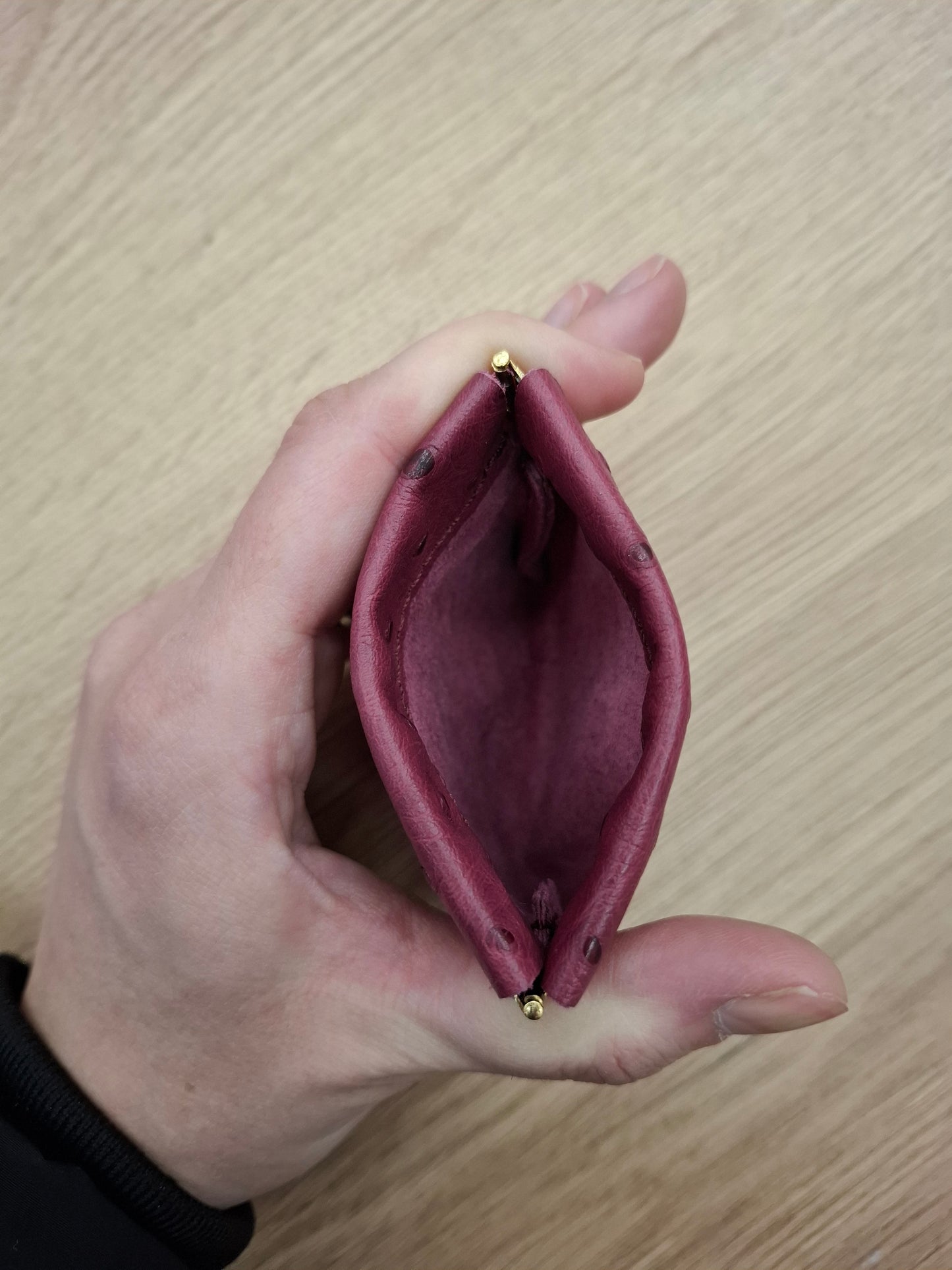 Monedero fleje piel berenjena estampado avestruz