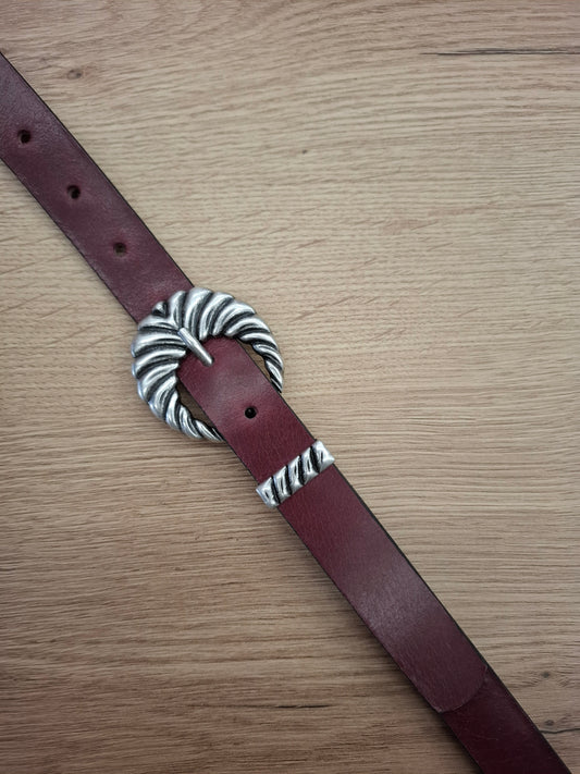 Cinturón de piel berenjena cantos negros 2,5cm hebilla palmera plata vieja