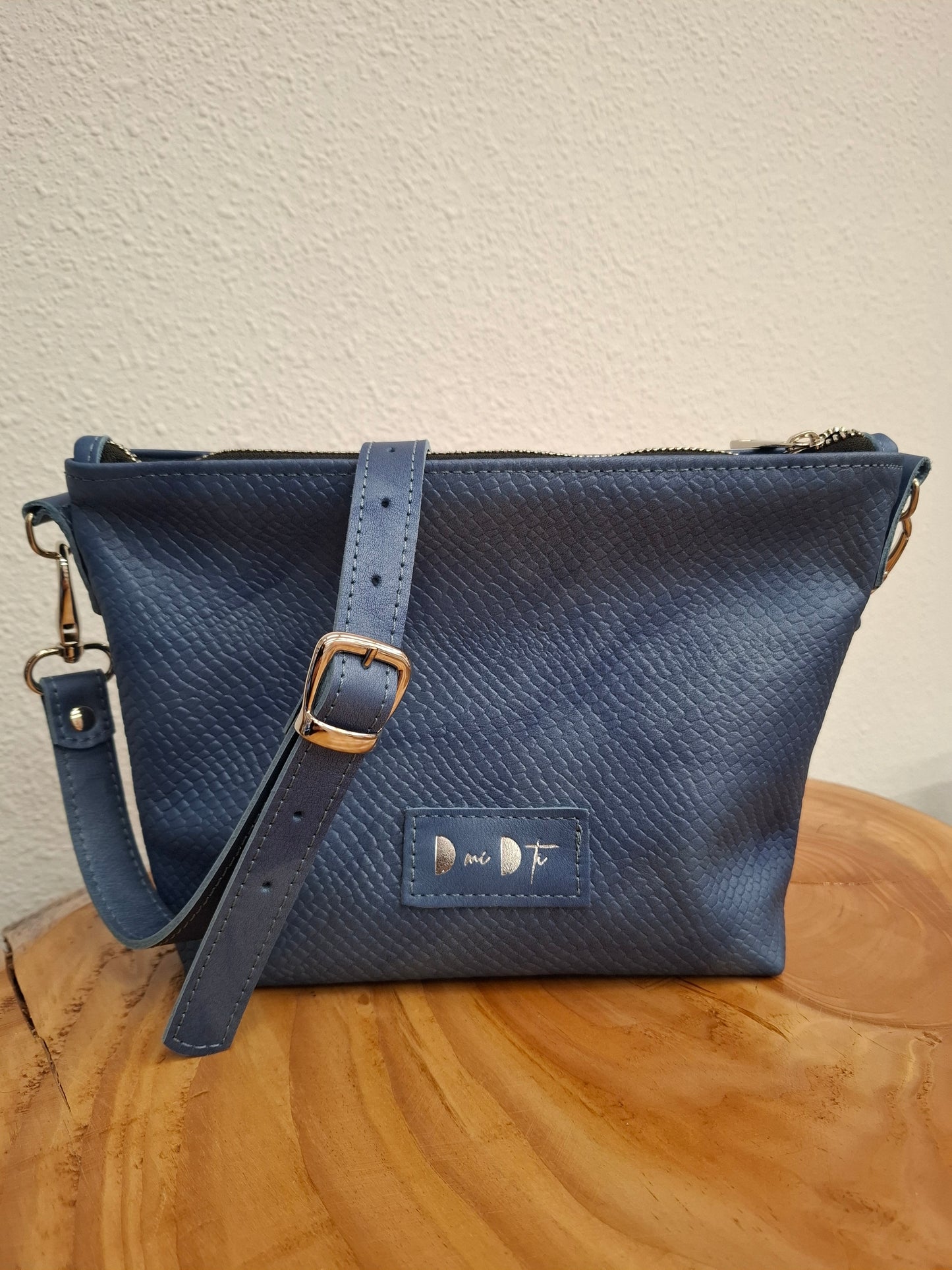Bolso bandolera YERA piel azul difuminado grabado serpiente