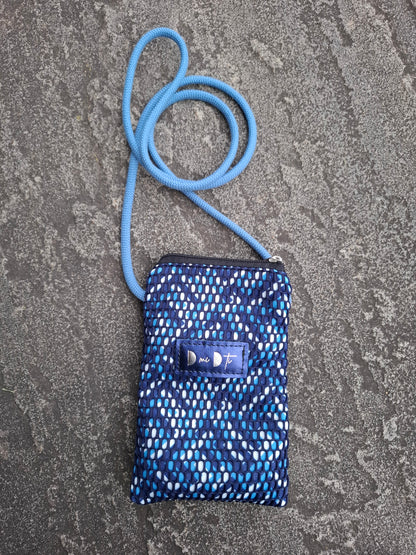 Bolso para móvil, llaves y tarjeta estampado zigzag