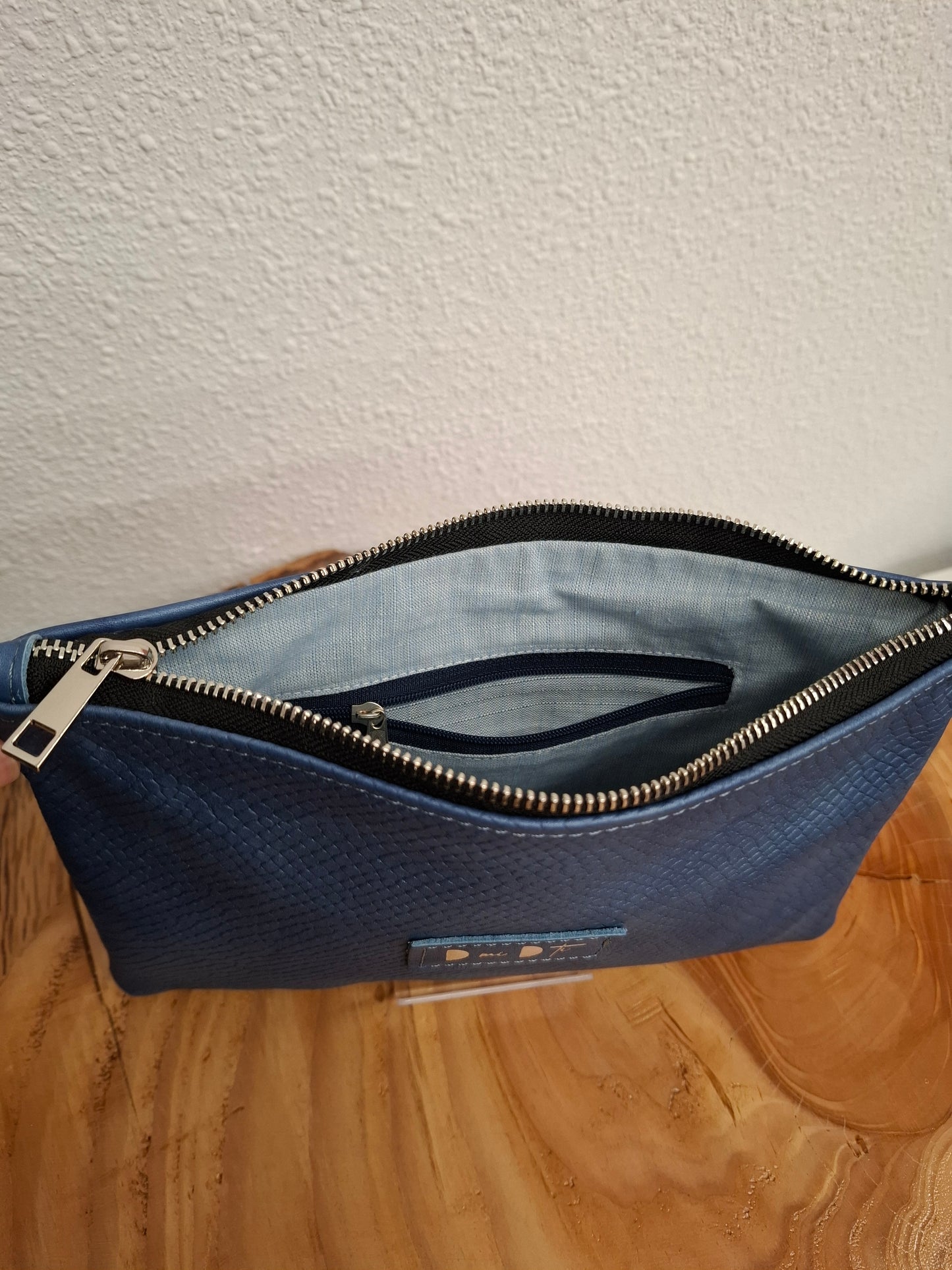 Bolso bandolera DOBRA piel azul difuminado grabado serpiente