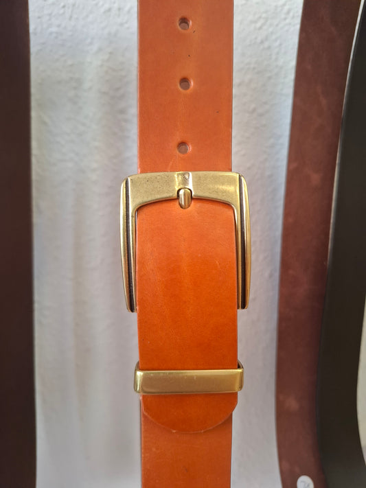 Cinturón hombre de piel camel 4cm hebilla oro viejo con raya negra