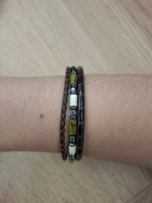 Pulsera piel de serpiente con abalorios verde y marrón