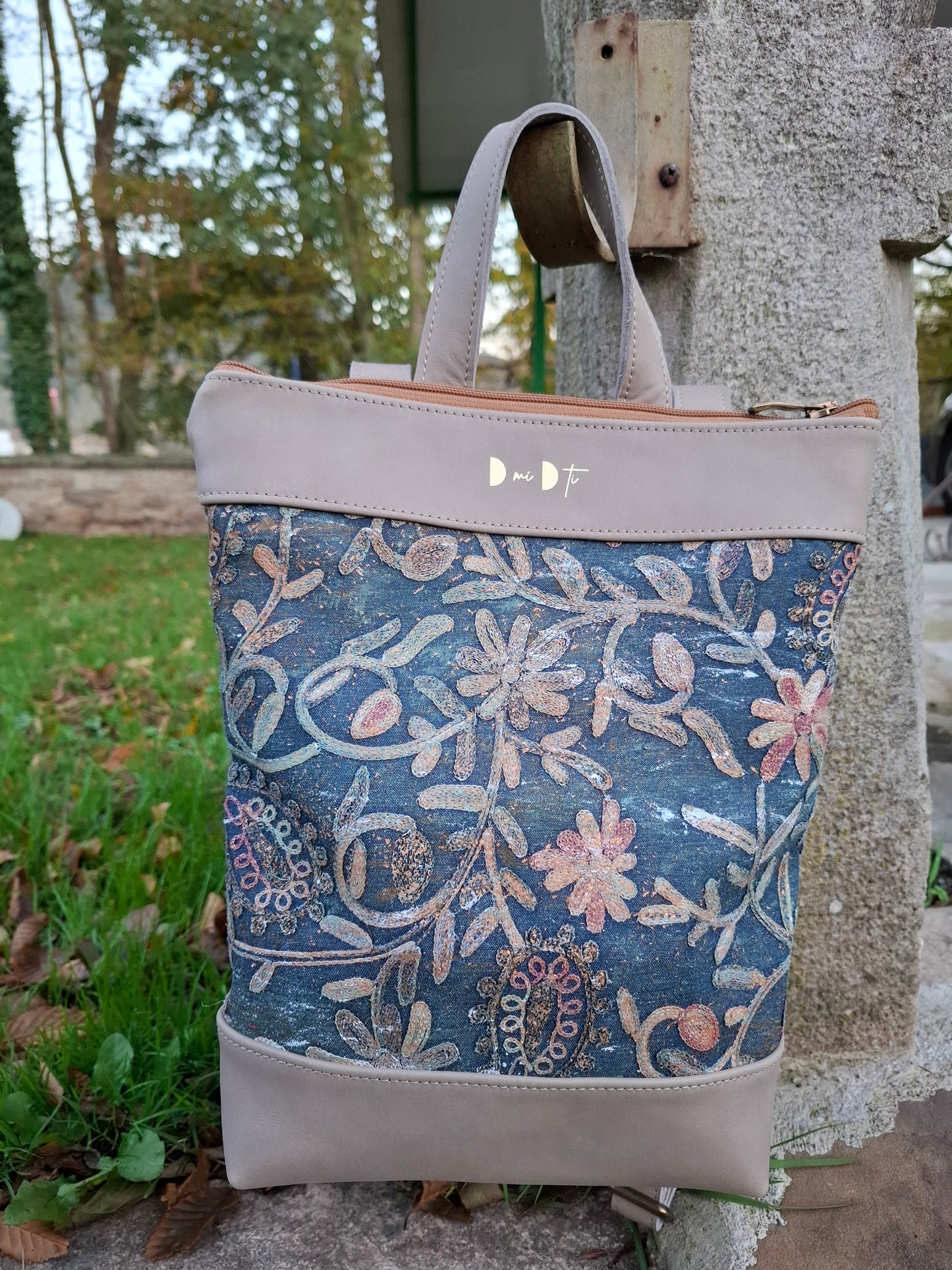 Mochila antirrobo TERRA CHÁ piel color topo y denim efecto óxido