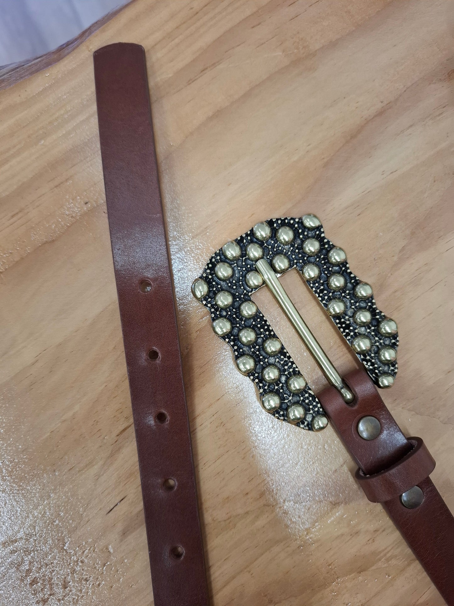 Cinturón de piel marrón 2cm hebilla oro viejo puntos