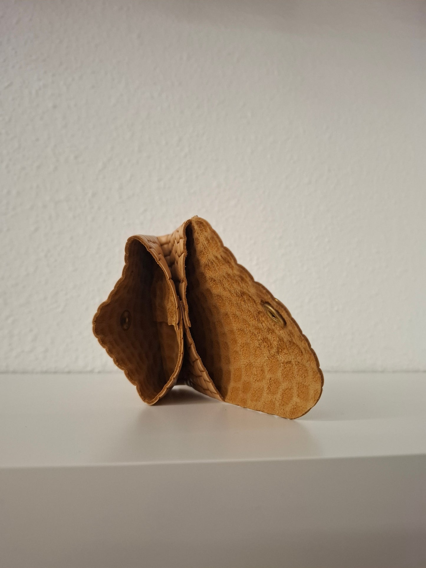 Monedero corchete piel escama miel